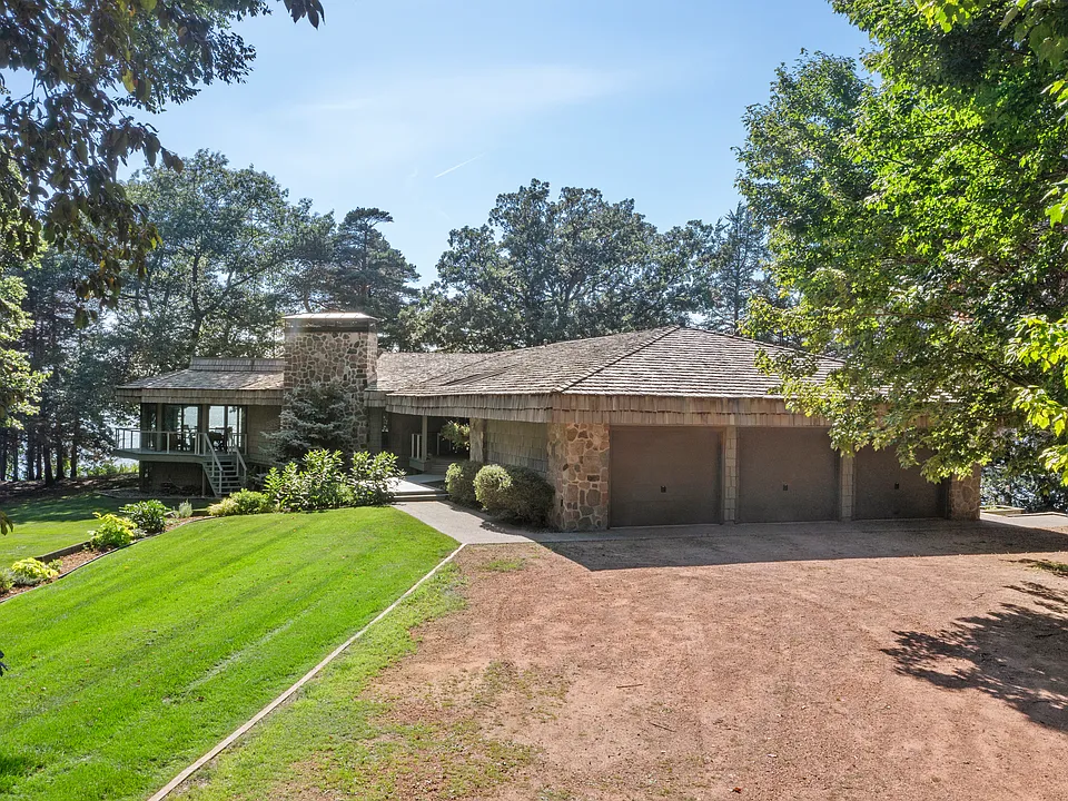 3942 Enchanted Ln