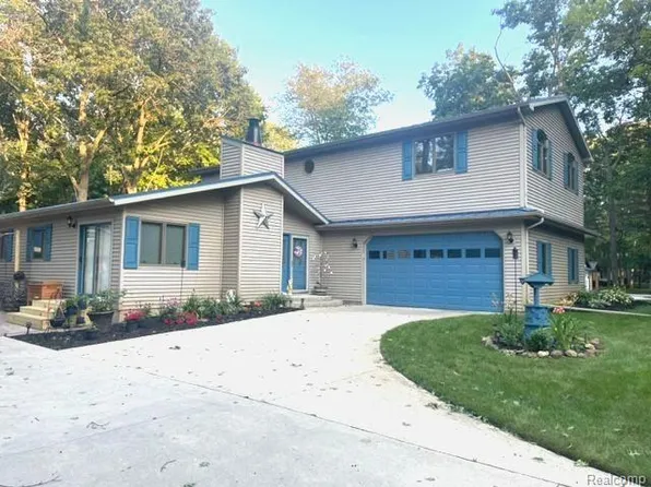 6694 E Blake Dr S, Caseville, MI 48725