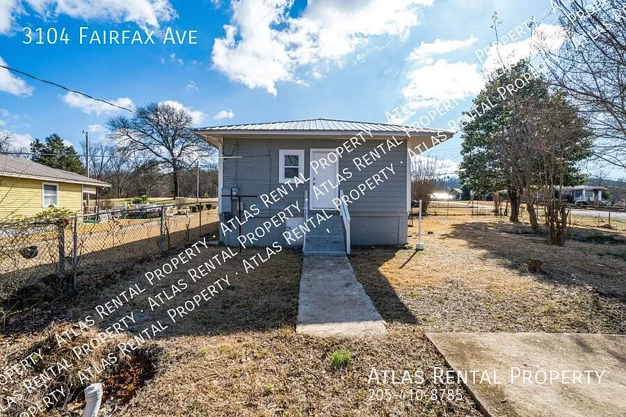 Charming 2-Bedroom Home with a Huge Kitchen & Fenced Backyard! — Photo 4