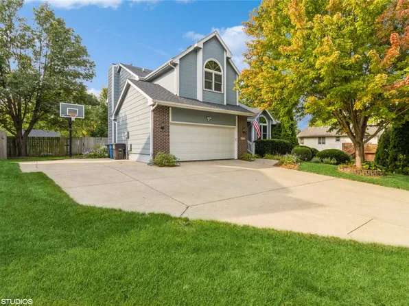 4930 Bel Aire Rd, Des Moines, IA 50310