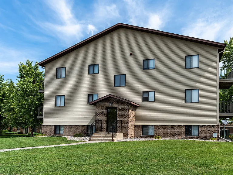 Fargo, ND Granger Court Apartments | Exterior