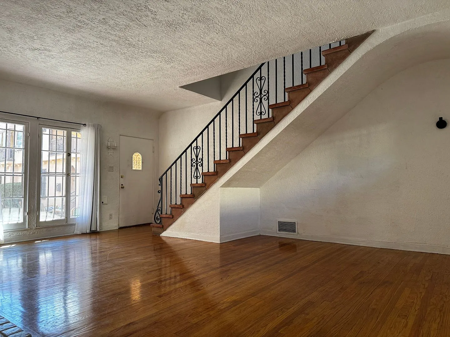 Townhome Style 2bed1bath Apartment in Beverly Grove! — Photo 4