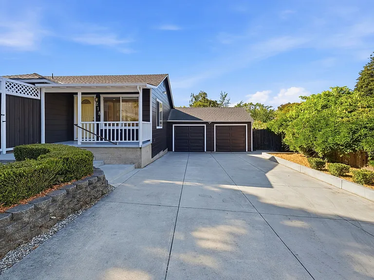 218 Mora St — Photo 2