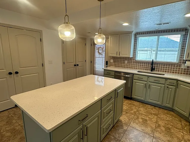 1584 E Sandalwood Dr — Photo 3