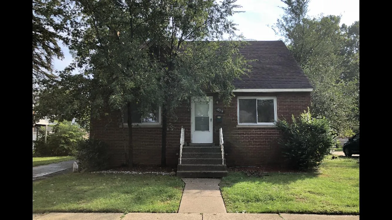 17713 Community St photo 1