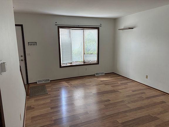 3rd image of 44 N Lakewood Gardens Ln