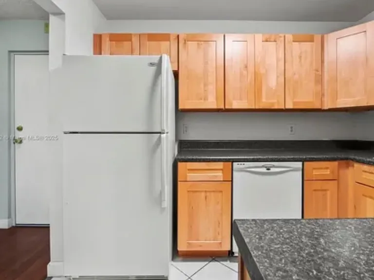 5911 NE 14th Ln — Photo 5