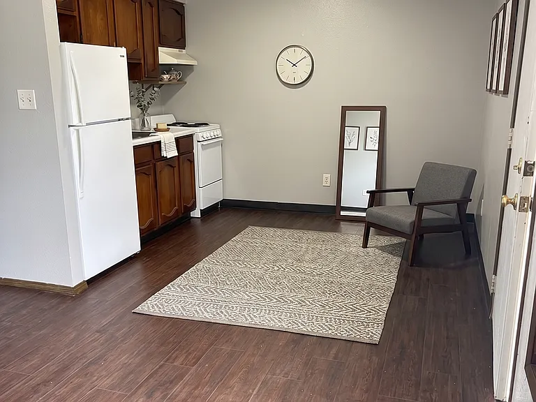 120 Sherwood Ct — Photo 1