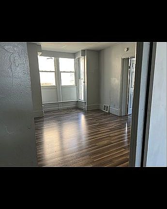 5th image of 610 S Superior St