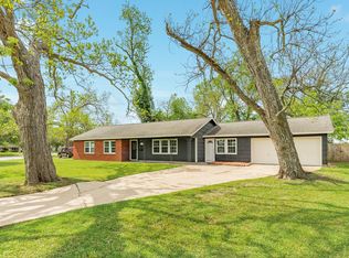 211 Oak Dr, Lake Jackson, TX 77566