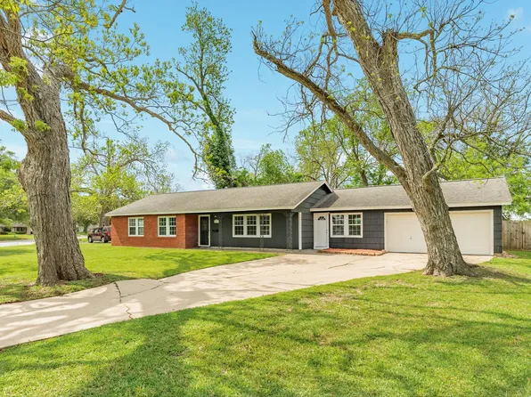 211 Oak Dr, Lake Jackson, TX 77566