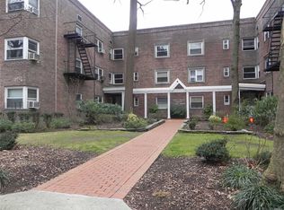 70 Knightsbridge Rd APT 3E, Great Neck, NY 11021