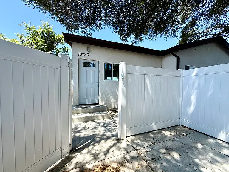 10723 Rhodesia Ave — Photo 15