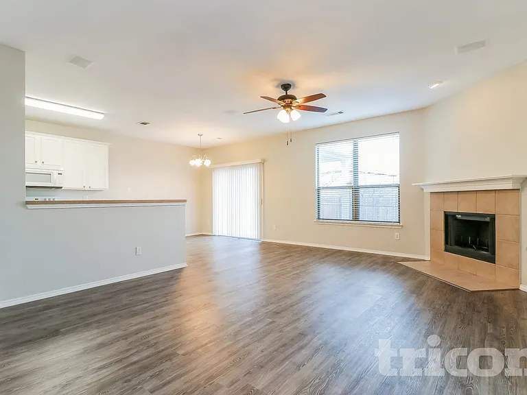 716 Kentucky Derby Ln — Photo 3