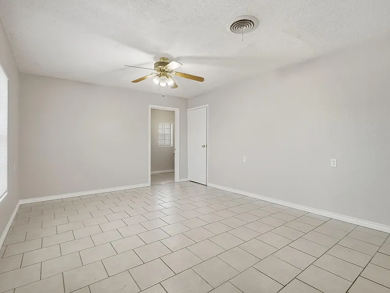 2034 Collins Ave — Photo 7