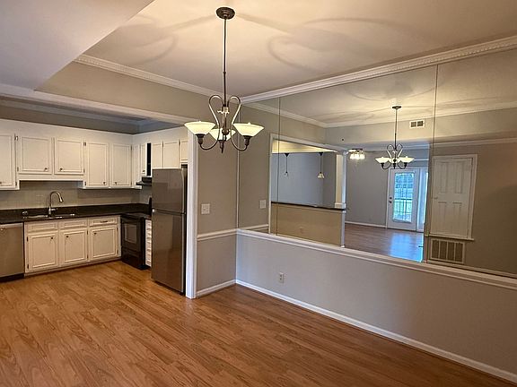 3rd image of 1014 Queens Rd Unit A