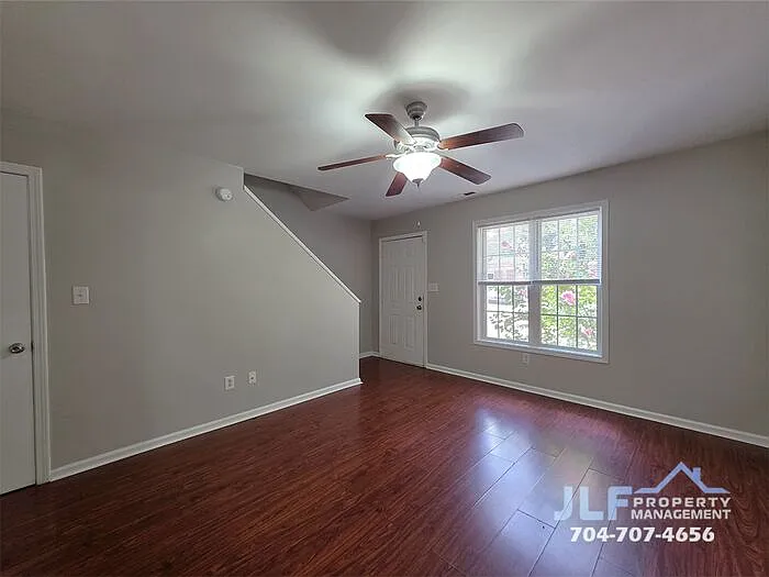 2 bed, 1.5 bath, 932 sqft, $1,250 — Photo 2