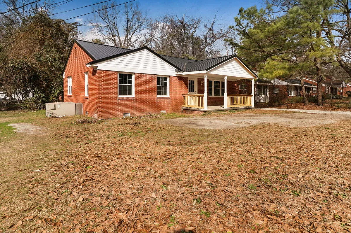 3 bed, 2.0 bath, 1080 sqft, $1,200 — Photo 2