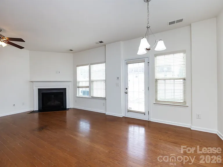 2436 Silverthorn Dr — Photo 8