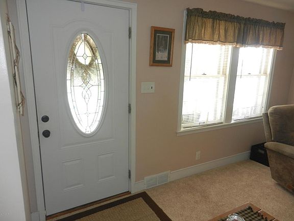 Entry/Living Room