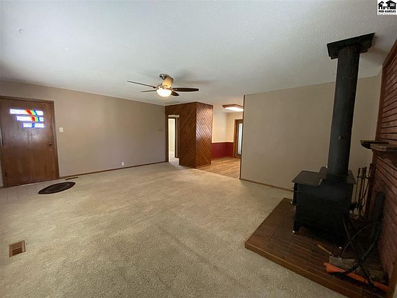 4th image of 401 W Avenue H