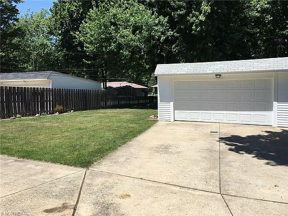 5th image of 22758 Maple Dr
