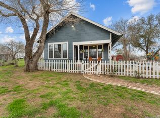 215 County Road 146, Floresville, TX 78114