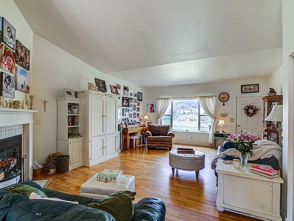 3rd image of 4 Elk Hills Rd