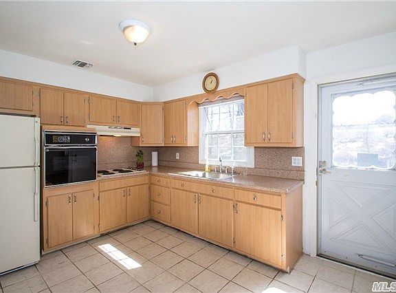 4th image of 75 Litchfield Ave