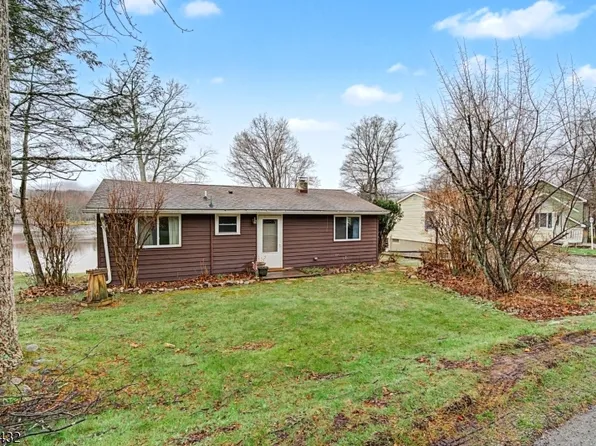 40 E Shore Dr, Hampton Twp., NJ 07860