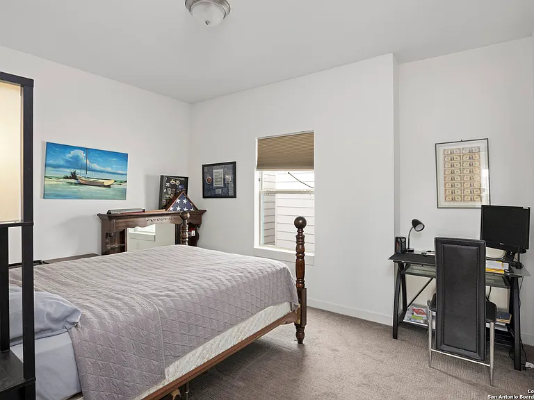 223 W Laurel — Photo 14