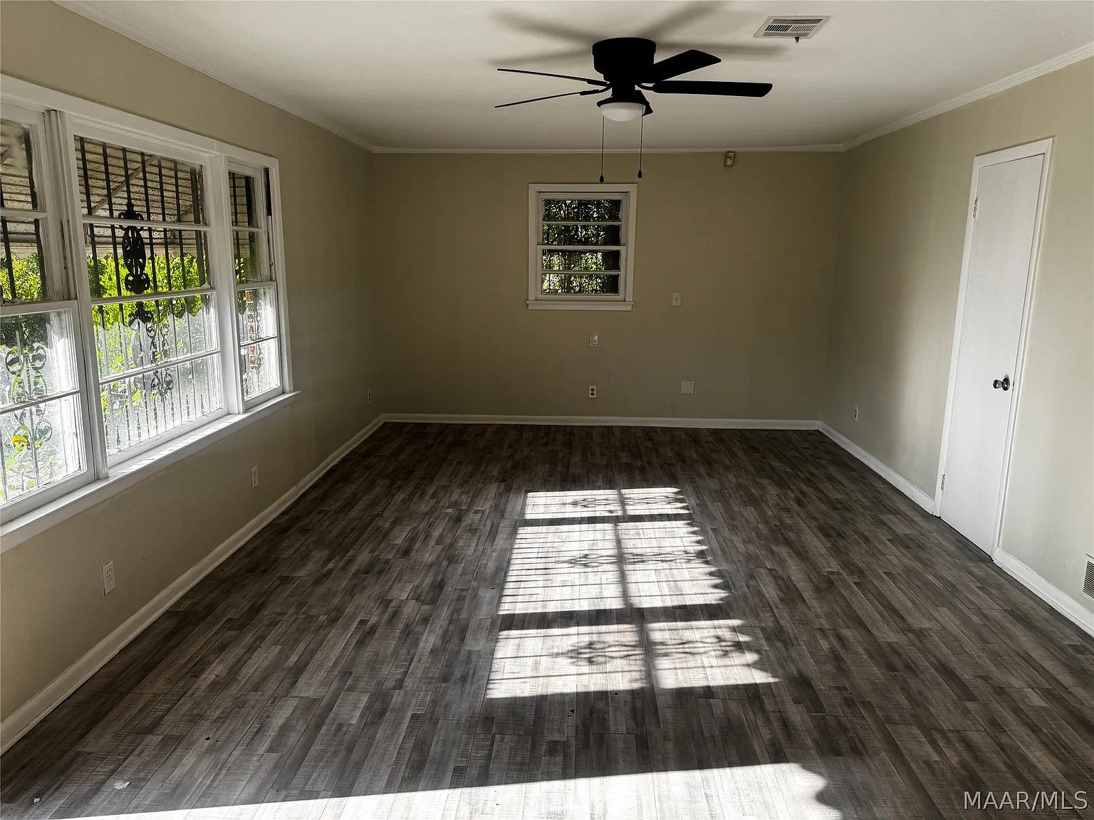 3 bed, 1.0 bath, 1305 sqft, $1,200 — Photo 3