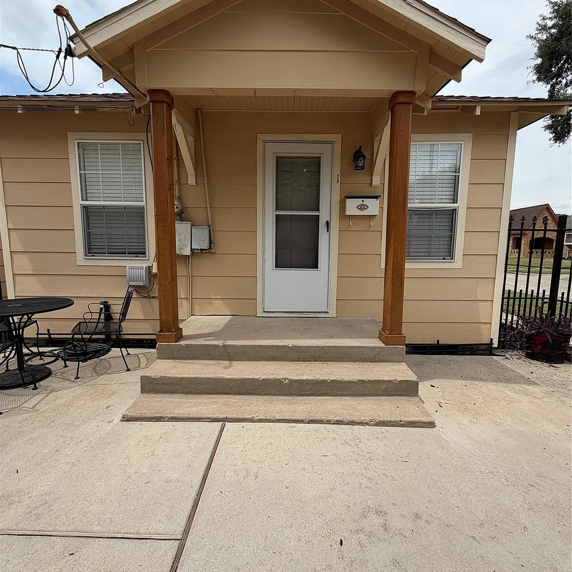 2 bed, 1.0 bath, 777 sqft, $1,300 — Photo 1