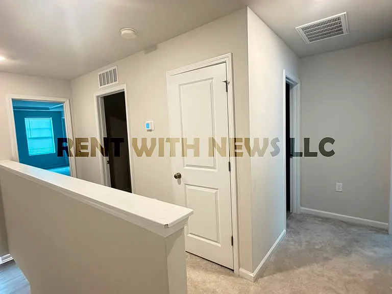 282 Paramount Dr — Photo 11
