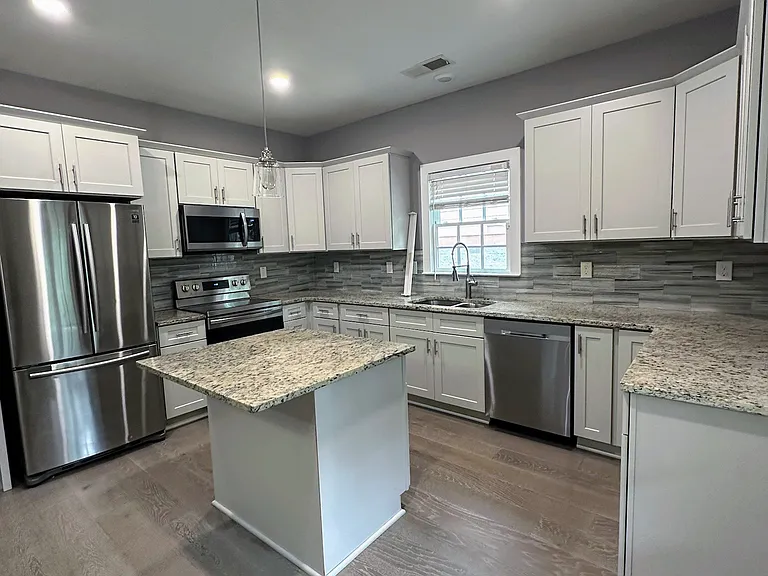 1081 Sims St SW — Photo 3