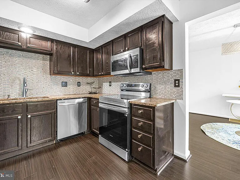11304 Southlakes Dr — Photo 12