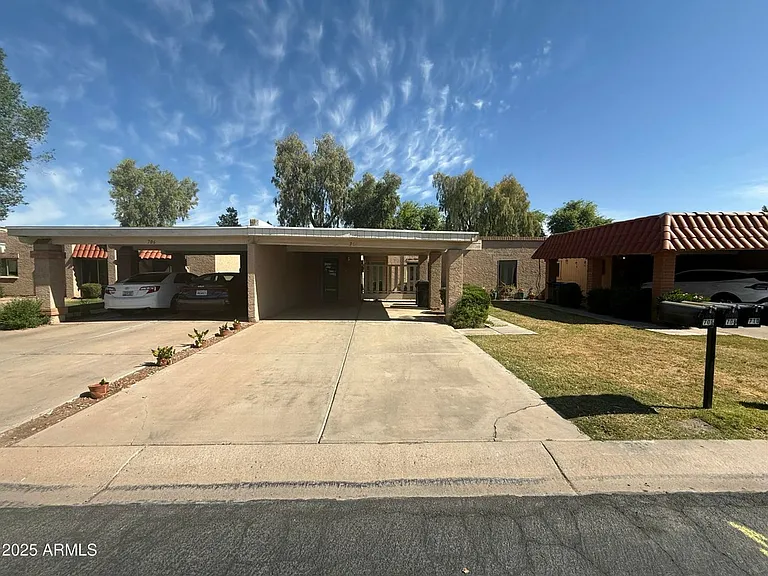 708 E Colgate Dr — Photo 2