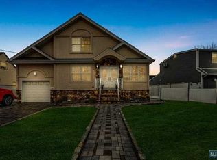 9 Edstan Dr, Moonachie, NJ 07074