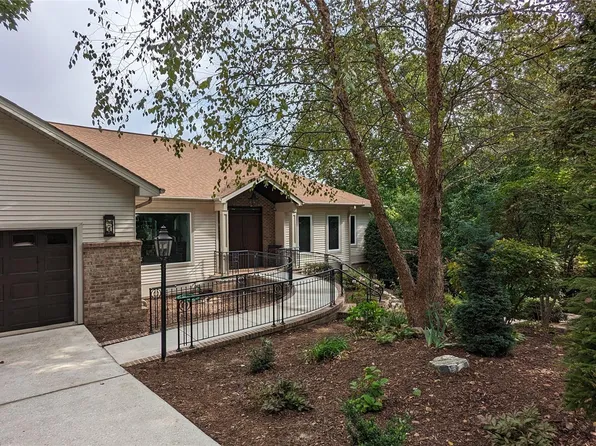 3 Governors Dr, Hendersonville, NC 28791