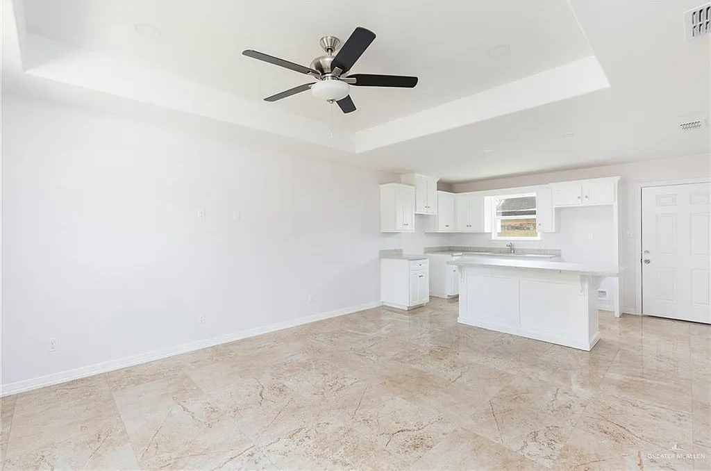 3 bed, 2.0 bath, 2114 sqft, $1,300 — Photo 2