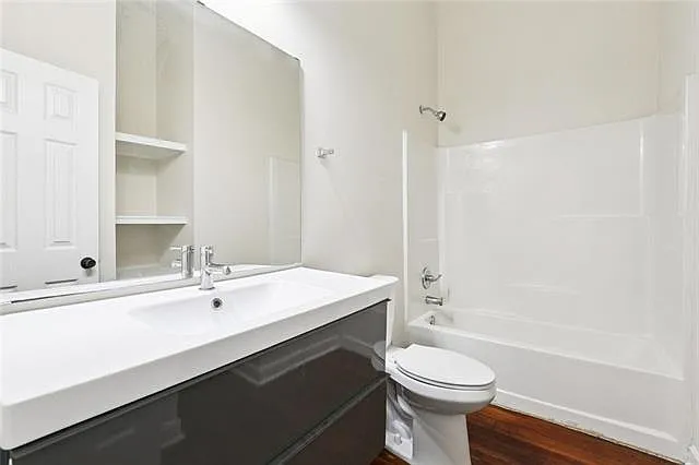 3 bed, 2.0 bath, 1035 sqft, $1,825 — Photo 2