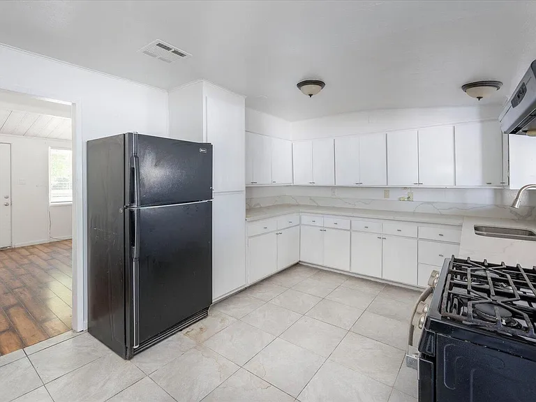45503 Genoa Ave — Photo 4