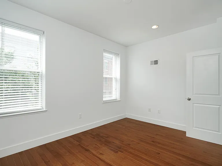 863 E Thompson St — Photo 15