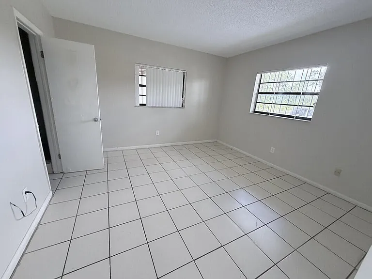 639 SW 3rd Ter — Photo 5