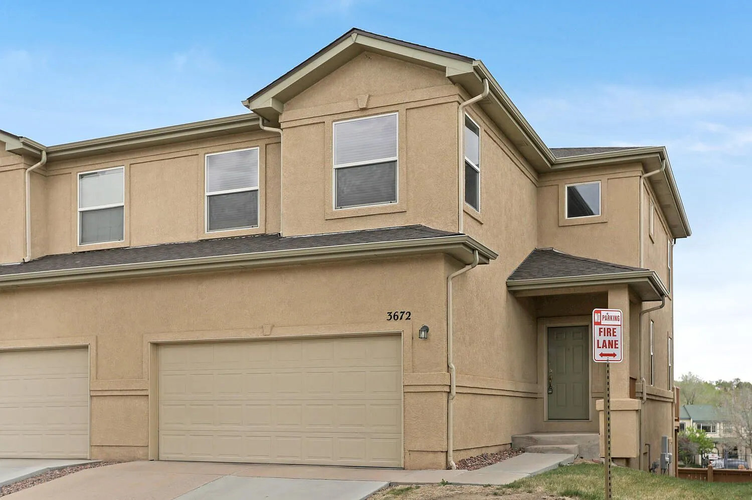 3 bed, 2.5 bath, 2401 sqft, $2,000 — Photo 1