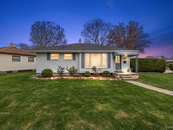 29635 Dembs Dr, Roseville, MI 48066