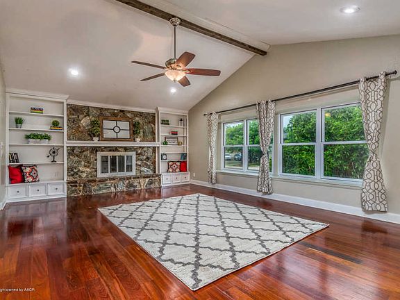 3rd image of 1402 Hillcrest Dr