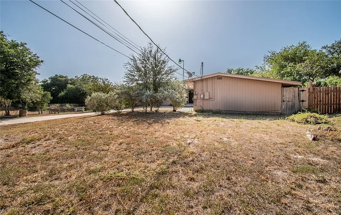 3 bed, 2.0 bath, 1841 sqft, $2,100 — Photo 2