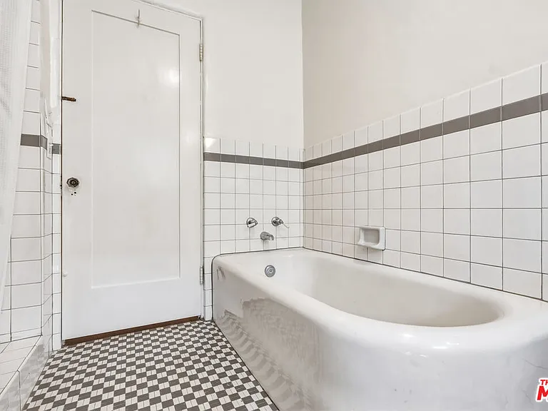 2613 Cloverfield Blvd — Photo 25