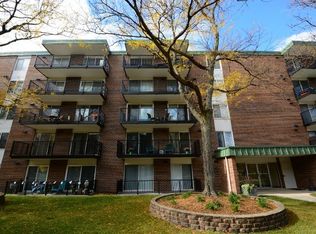 5S040 Pebblewood Ln APT W208, Naperville, IL 60563